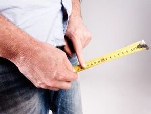a man measures the length of the penis before enlarging with soda